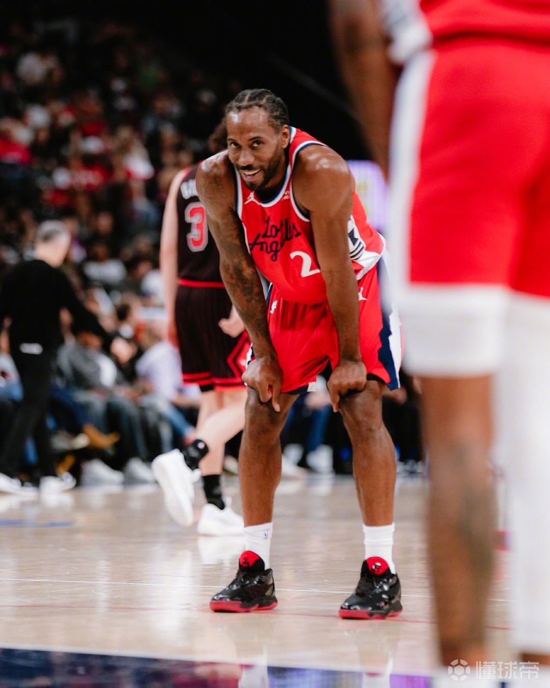 伦纳德连续44场20+平快船队史纪录，现役仅次于亚历山大127场